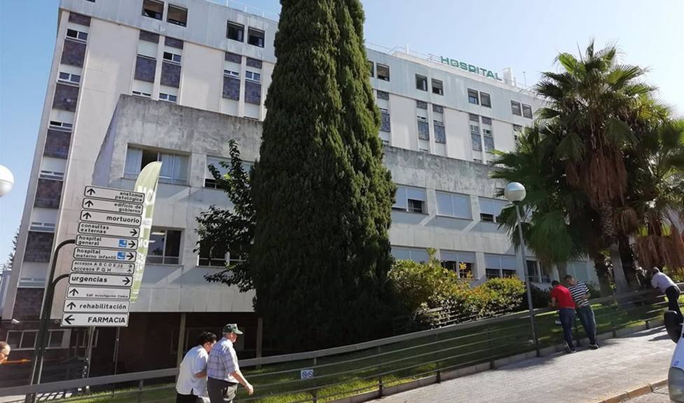 Evacuado al hospital un hombre de 55 años por inhalación de humo en el incendio de una vivienda en Córdoba