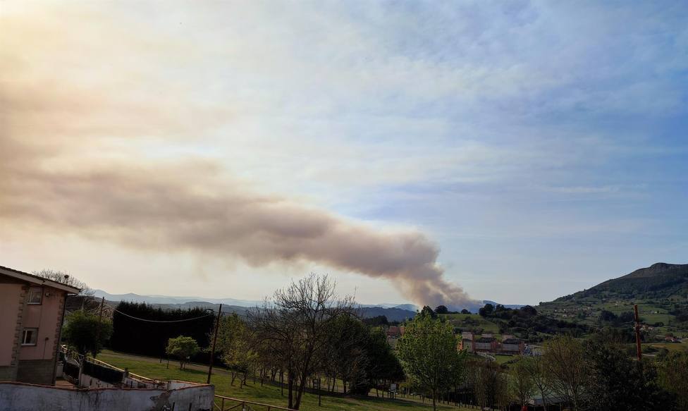 Foto incendio en Las Regueras - Europa Press