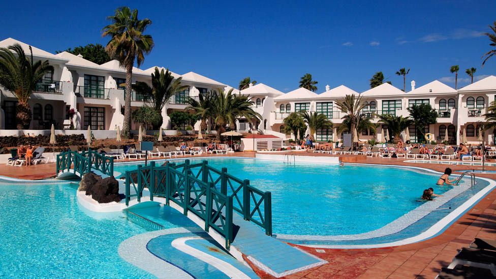 Una familia va a la piscina de su hotel en Fuerteventura y alucina con lo que les pasa: Papá, baja