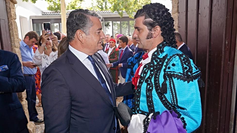 El consejero Antonio Sanz junto a Morante de la Puebla antes de la Goyesca de Ronda