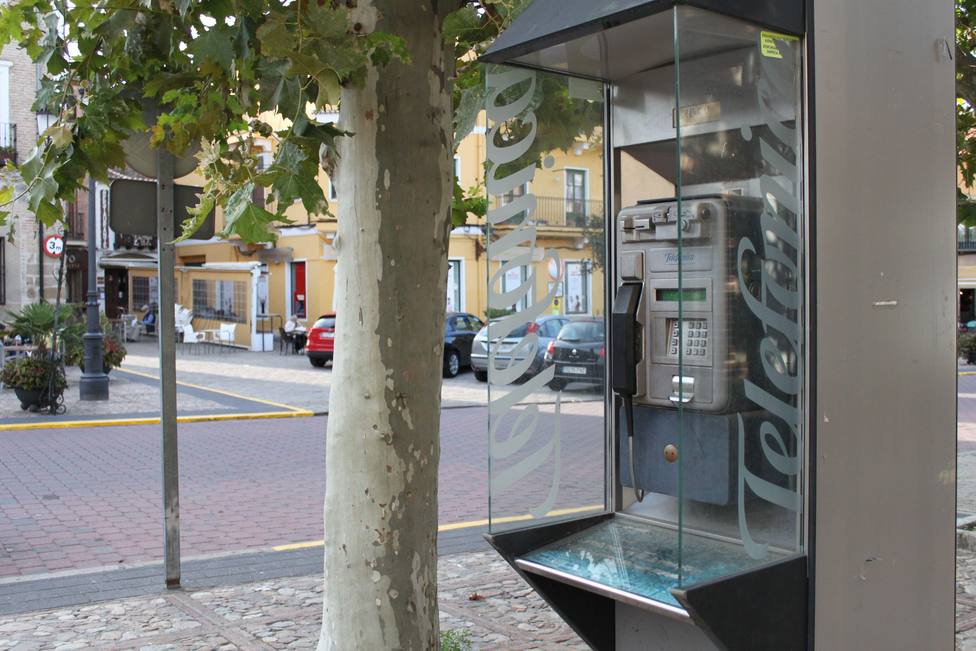 Una cabina de teléfono público en Oropesa, Toledo