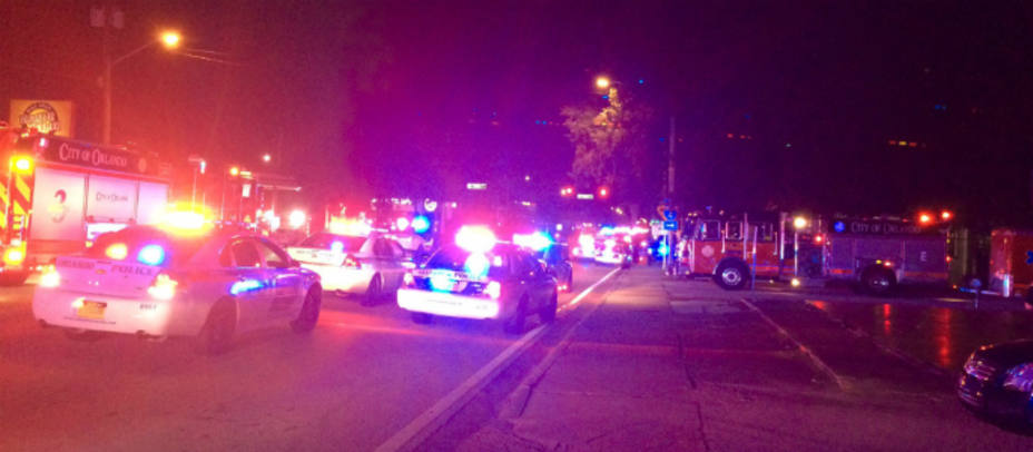 Varios coches de la Policía de Orlando en el lugar donde está ubicado el Club. @OrlandoPolice