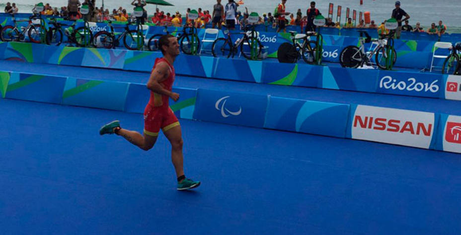 El momento en el que Jairo Ruiz llegó a la meta (FOTO - @Paralimpicos)