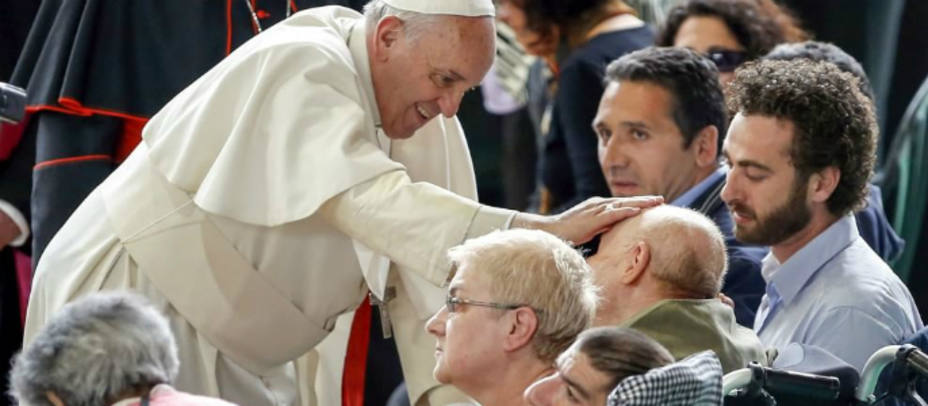 El Papa recibiendo en audiencia a unos 80 españoles afectados por ELA. REUTERS