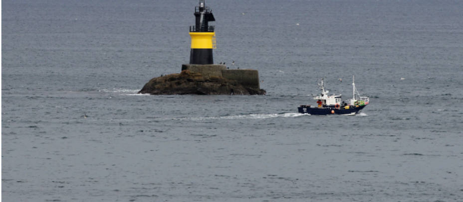 Puerto de Cariño, de donde partió con doce tripulantes el pesquero gallego Gure Uxua, que se ha hundido frente a la costa de Navia (Asturias). Foto EFE