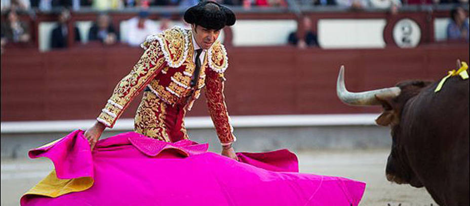 Miguel Ángel Perera intentando domeñar el capote durante el festejo de este viernes en Madrid. LAS-VENTAS.COM