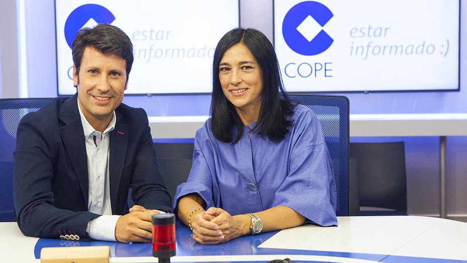 José Luis Pérez y Pilar Cisneros en el estudio de la Cadena COPE.