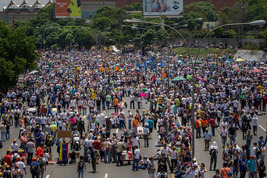 Un grupo de personas participan en una manifestación contra el Gobierno venezolano