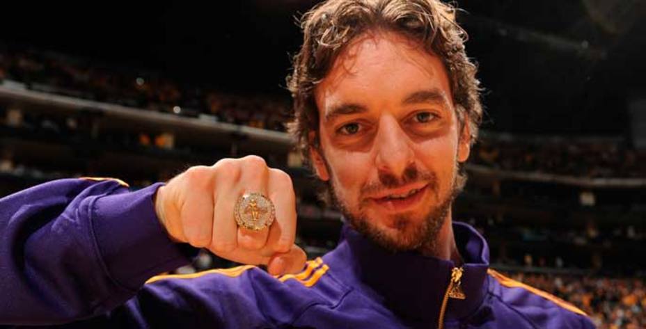 Gasol posa con su anillo de la NBA.