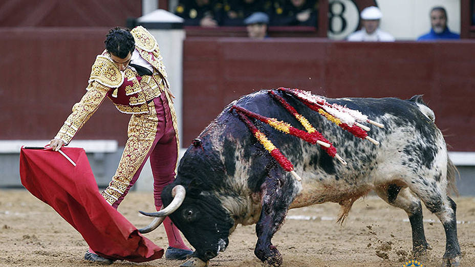 Morenito de Aranda durante su faena al quinto toro, al que cortó la primera oreja de San Isidro.
