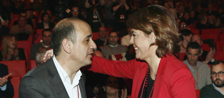 Alberto Catalán y Yolanda Barcina se saludan durante el Congreso de UPN. EFE