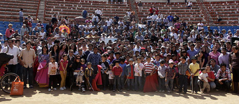 Foto de familia en La México tras la clase práctica que impartió Diego Silveti