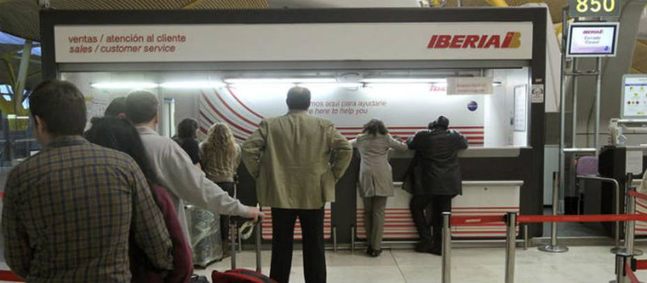 Pasajeros afectados por la huelga de Iberia en Barajas. EFE