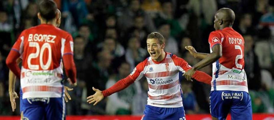 Los jugadores del Granada celebran un gol (EFE)
