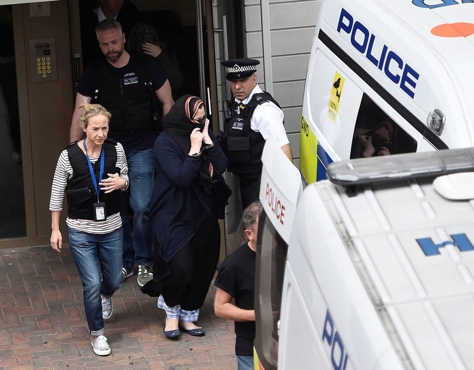 Una de las detenciones en un edificio al este de Londres. Reuters