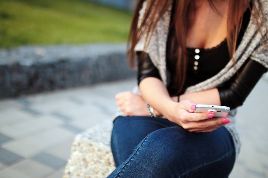 Los jóvenes enganchados al móvil son más infelices