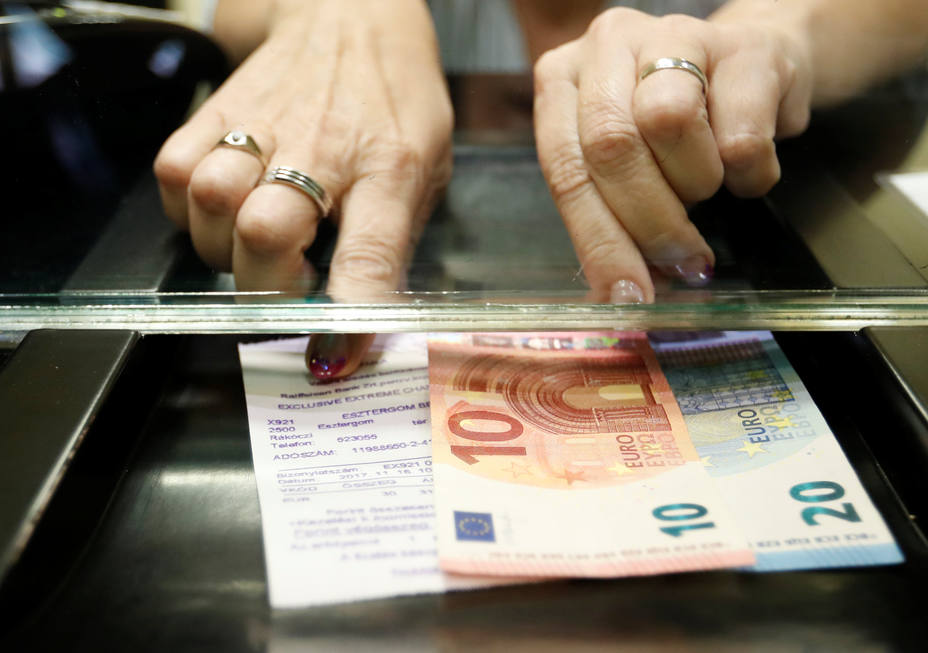 El euro baja a 1,2383 dólares