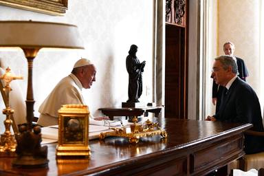 El Papa se reune con Santos y Uribe durante treinta minutos. EFE