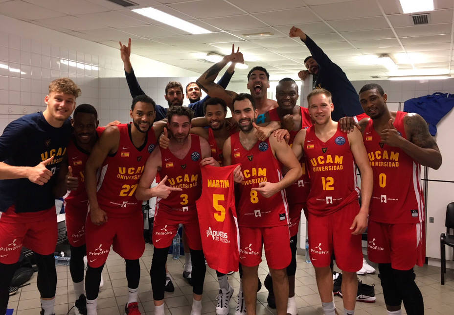 UCAM Murcia celebra en su vestuario el pase a los cuartos de final de la FIBA Champions League (@UCAMMurcia)