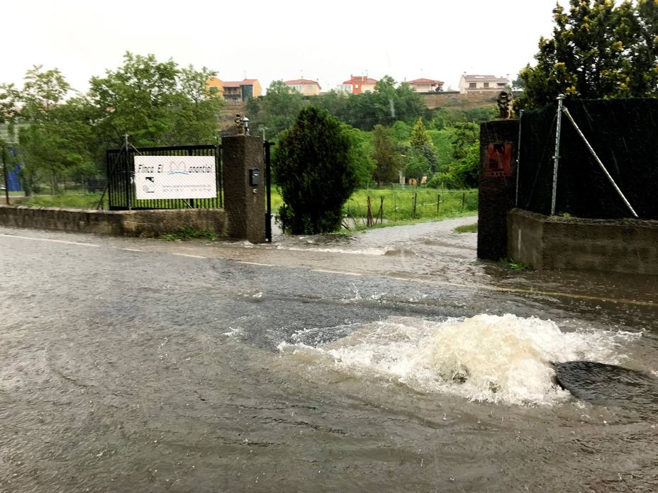 Una fuerte tormenta inunda cocheras y corta vías públicas en Ciudad Rodrigo
