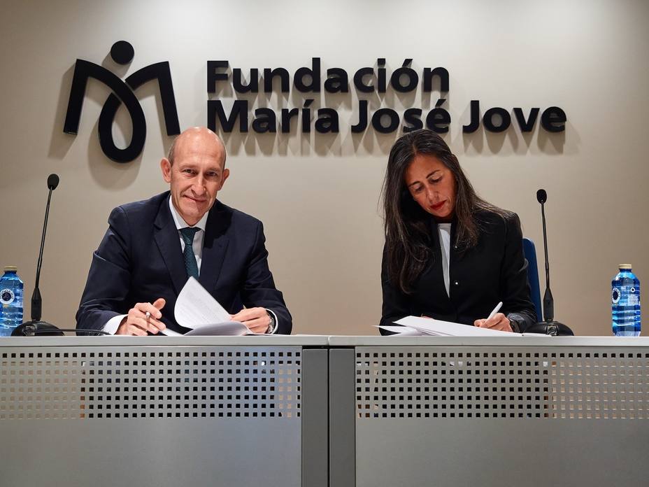 Firma del convenio entre el representante de Ferrolvial y la Fundación María José Jove