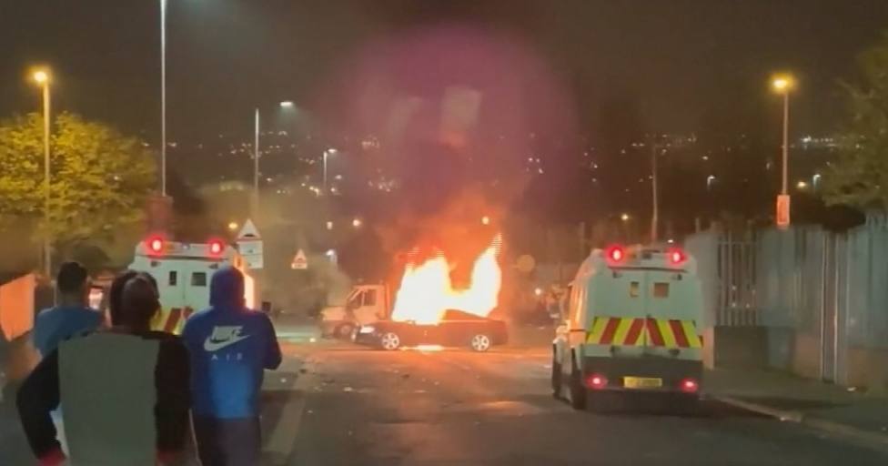 Encapuchados queman coches en Londonderry