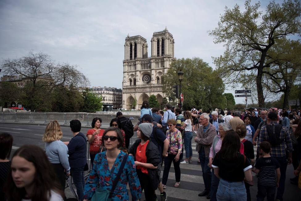 La policía halló colillas en los andamios donde surgió el fuego de Notre Dame