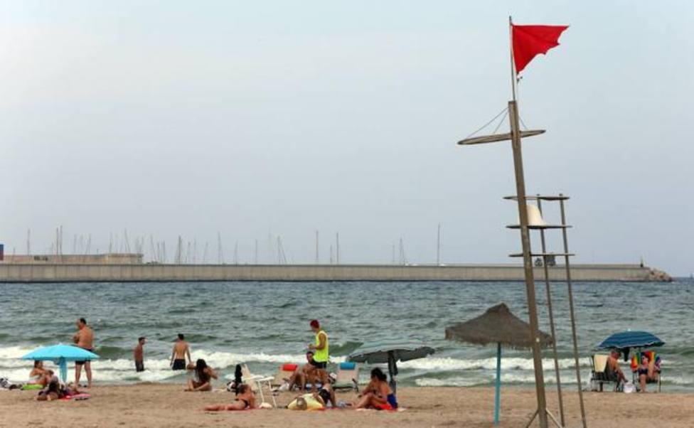Bandera roja en las playas de València