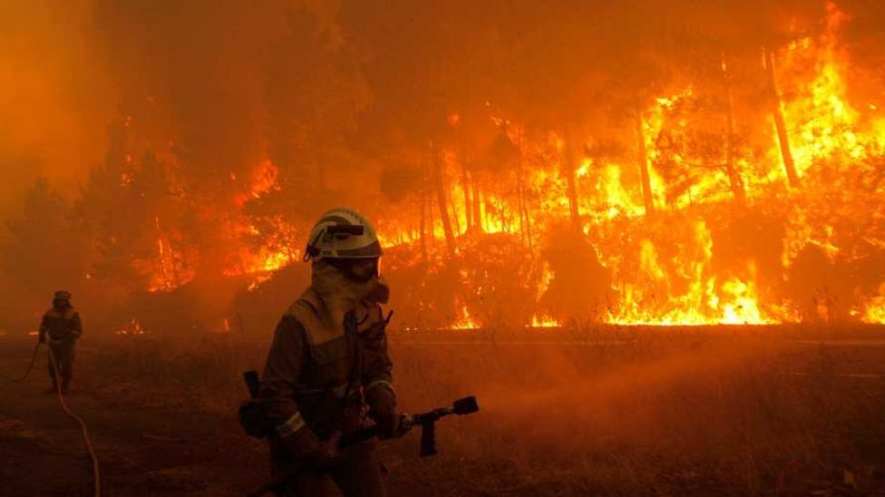 Galicia en alerta máxima con dieciséis incendios forestales activos y 900 hectáreas quemadas