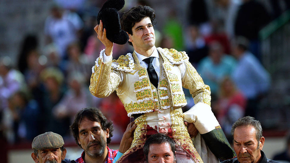 Alberto López Simón en su salida a hombros este sábado en Valladolid