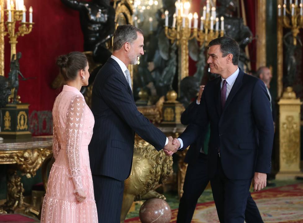 Los Reyes saludan a Pedro Sánchez durante la recepción en el Palacio Real de 12-O