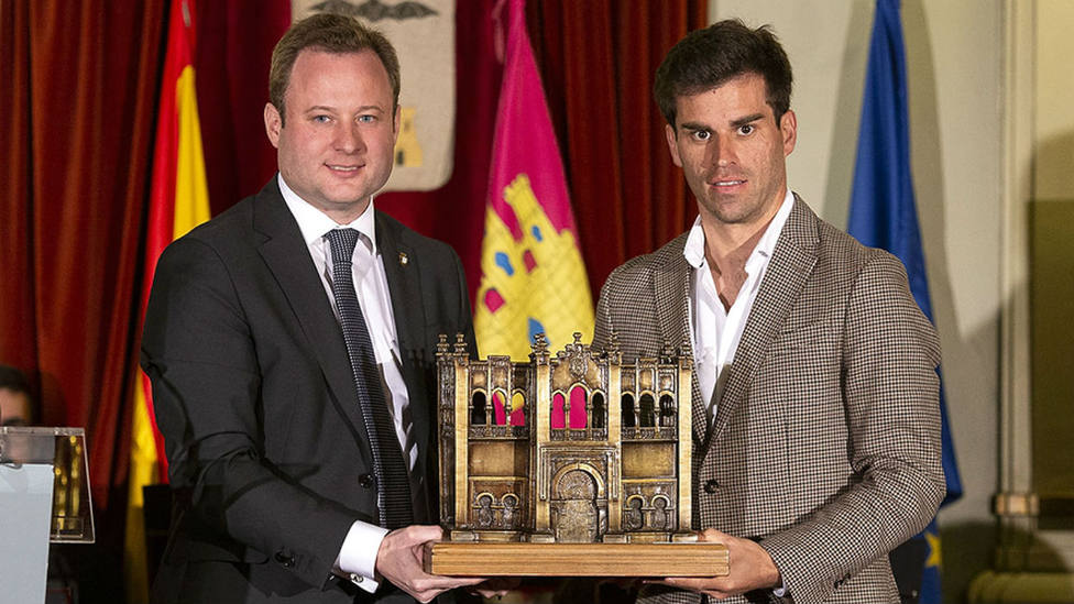 El alcalde de Albacete Vicente Casañ entregando el Trofeo Dámaso González a Rubén Pinar
