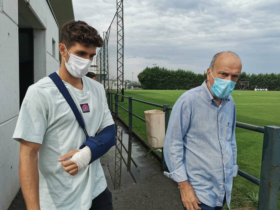 Óscar Gil, con el brazo inquierdo movilizado, junto al doctor Mantecón este jueves. Foto: Real Racing Club