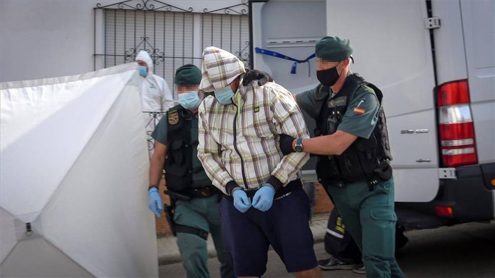 Autor confeso de la muerte de Manuela Chavero en su casa junto a la Guardia Civil. Foto: Jero Morales (EFE)