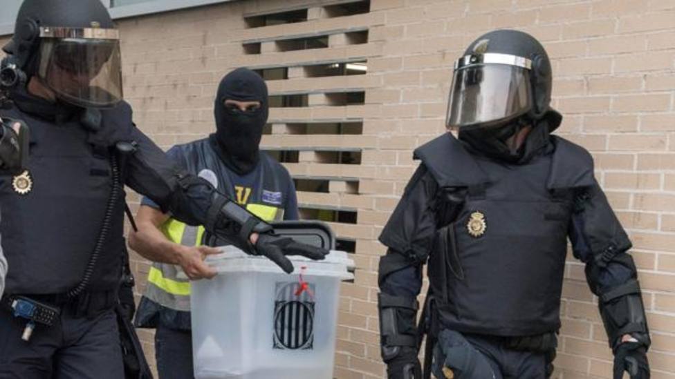 Policía interceptando urnas en la votación del 1-O