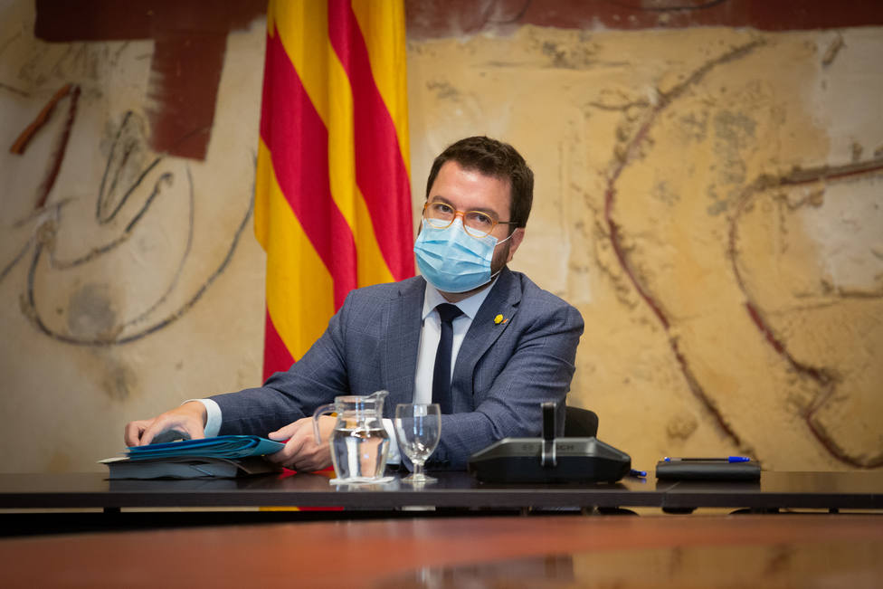 Cataluña abre el camino a restricciones más duras después de superar los 900.000 casos