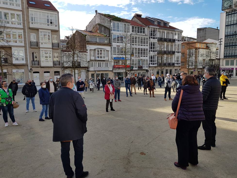Foto de archivo de hosteleros y comerciantes concentrados en la plaza de Armas de Ferrol
