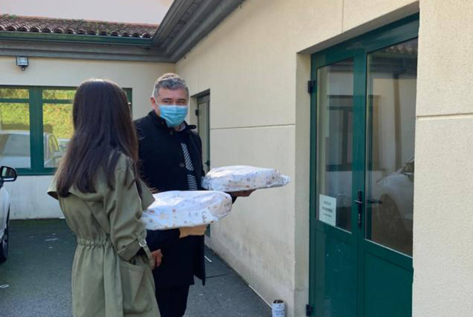 Juan Penabad a las puertas de la residencia para entregar los roscones - FOTO: Concello de Ortigueira
