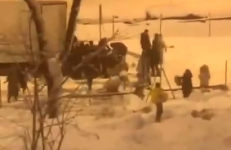 El vídeo de la vergüenza: Decenas de personas saquean un camión lleno de comida en plena nevada