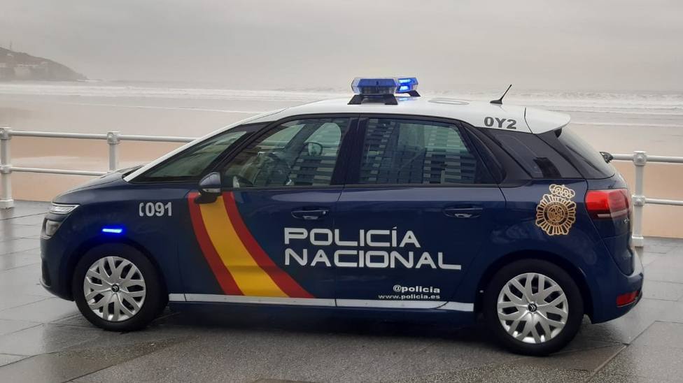 Foto coche del Cuerpo Nacional de Policía en San Lorenzo