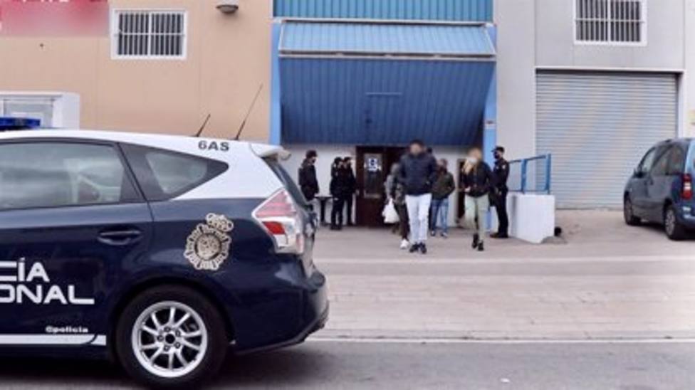 Sorprenden a treinta jóvenes en una fiesta clandestina en una nave de Alicante