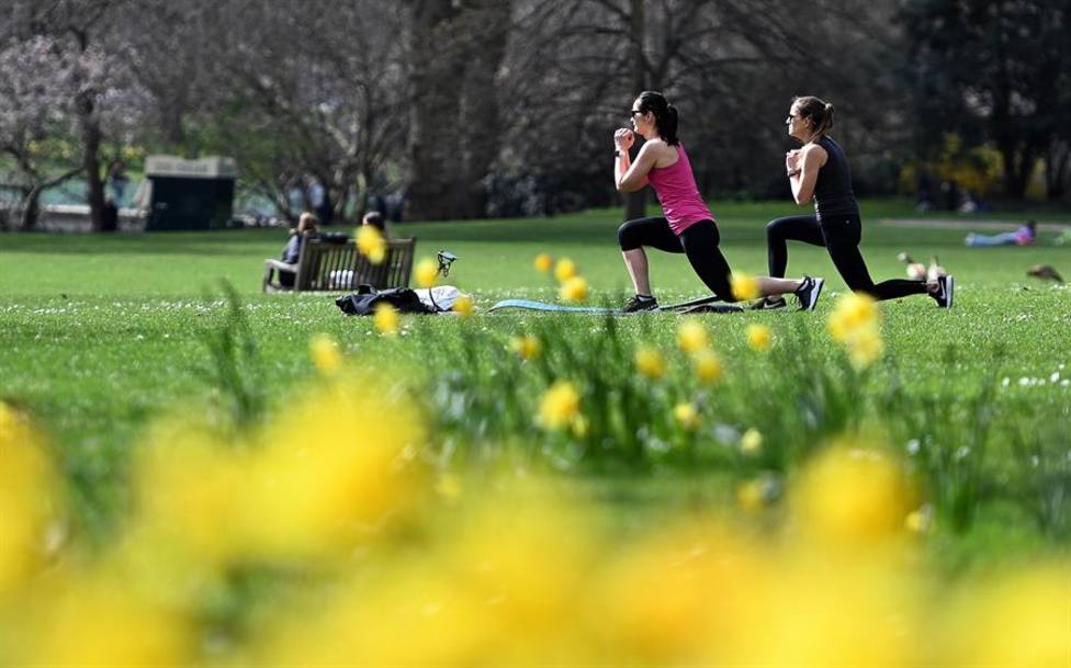 Varias mujeres haciendo deporte al aire libre en un parque londinense