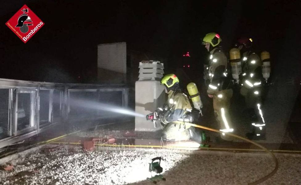Un rayo provoca un incendio sin heridos en la azotea de un rascacielos de Benidorm