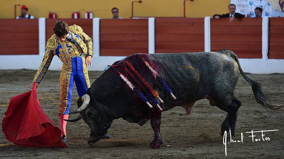 Fernando Robleño, en una imagen de archivo, toreando en la plaza de toros de Ceret