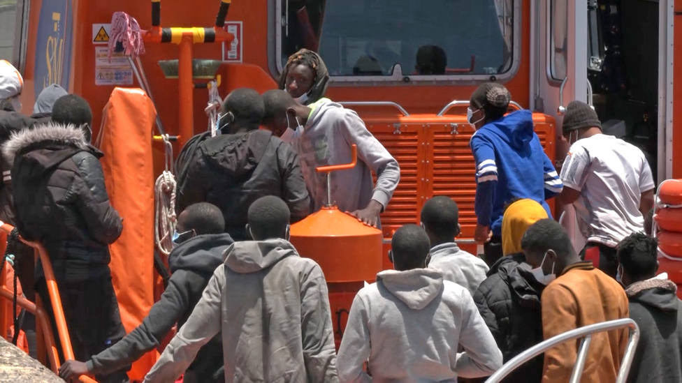 Rescatan a 45 ocupantes de una patera a la deriva en Gran Canaria