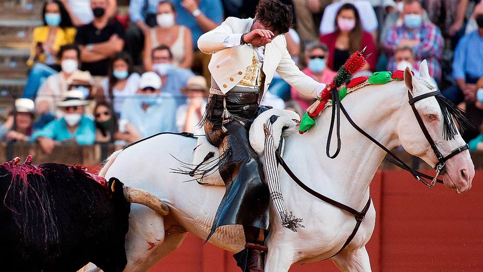 Momento de la cornada al caballo Máximo de Andrés Romero en la Maestranza