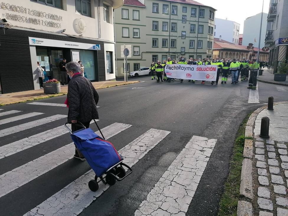 Los operarios por la avenida de Vigo en dirección al edificio de la Xunta