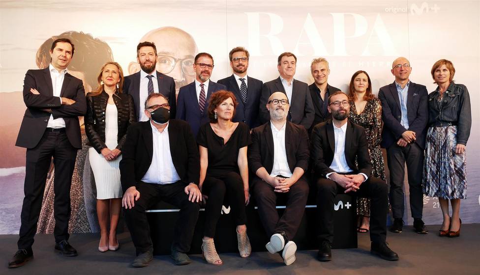 Integrantes de la Xunta con actores y responsables de la serie - FOTO: Europa Press / Raúl Lomba