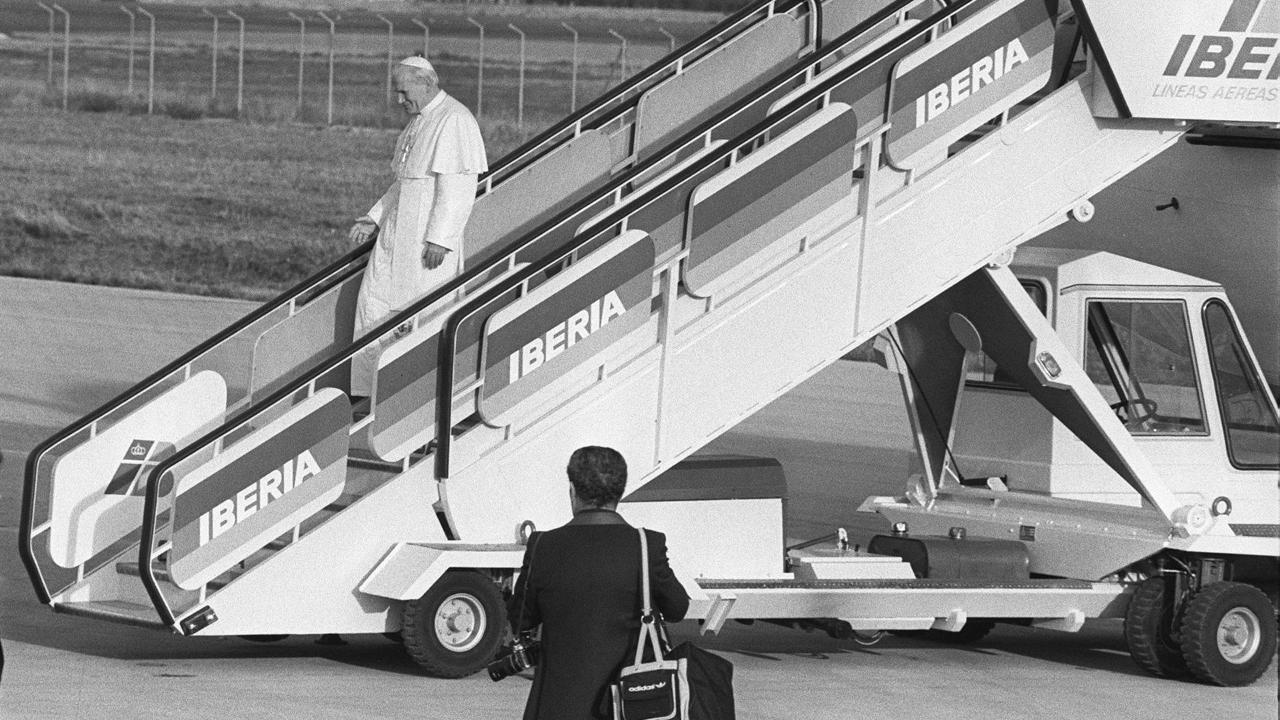 Juan Pablo II en Barajas: “Con verdadera emoción acabo de pisar suelo español