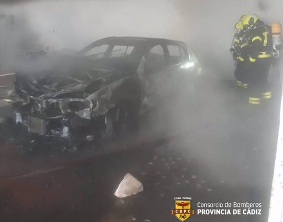 Arden diez vehículos aparcados en una calle de Algeciras sin causar heridos